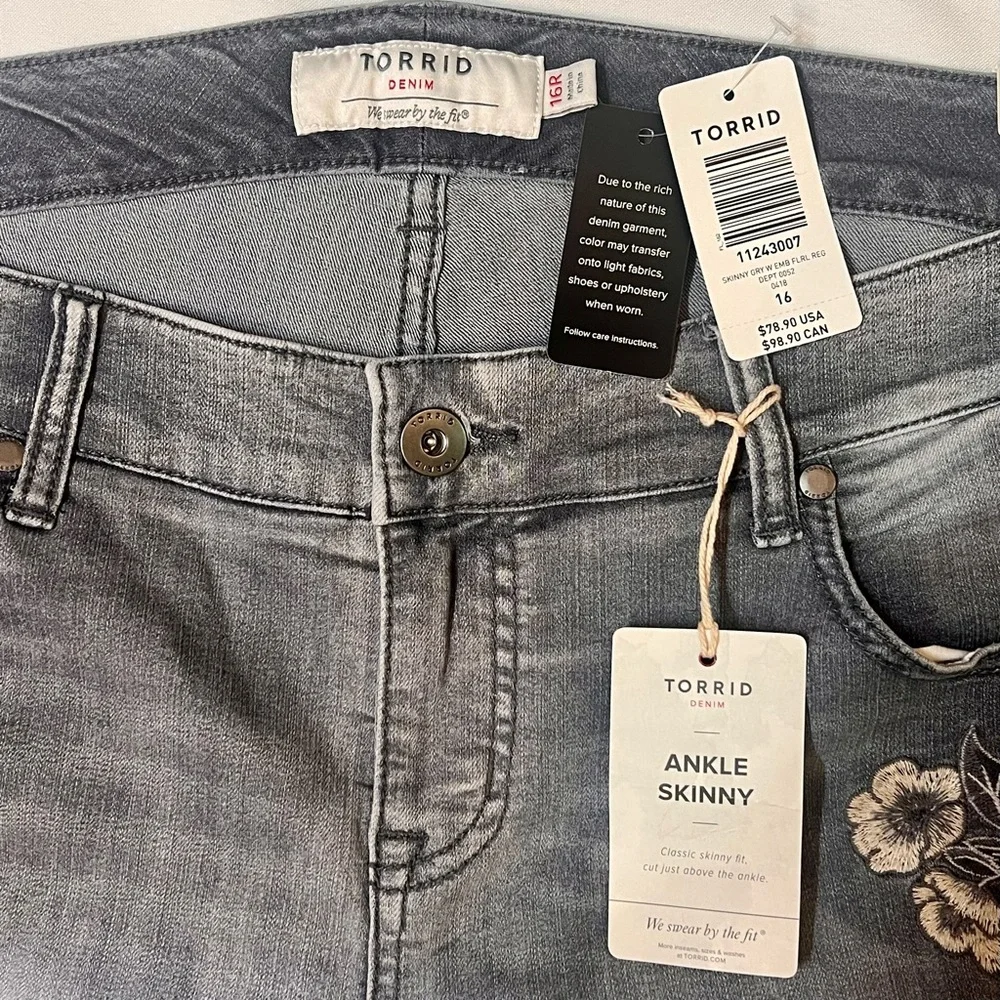 💥SALE💥 $32 Torrid Ankle Skinny Gray Floral Embroidered Jeans NWT Sz 16R - Picture 5 of 16